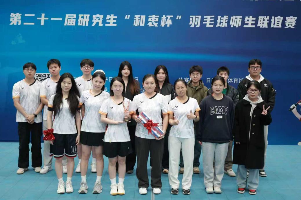 一群人站在一起合影AI 生成的内容可能不正确。